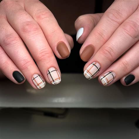 Brown Nails Design Plaid