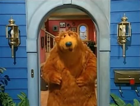 bruine beer in het blauwe huis kijken