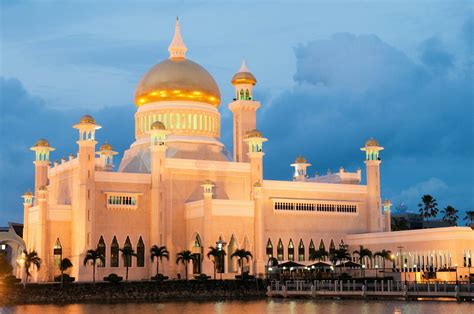 Masjid Omar Ali Saifuddin yang megah di Brunei