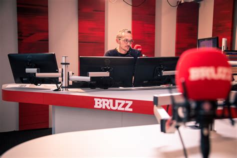 bruzz radio live