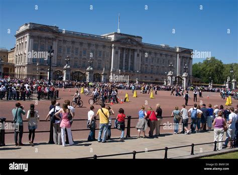 Crowd waiting for Changing of the Guard