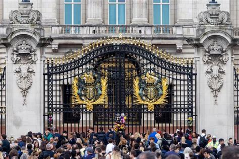 buckingham palace gates