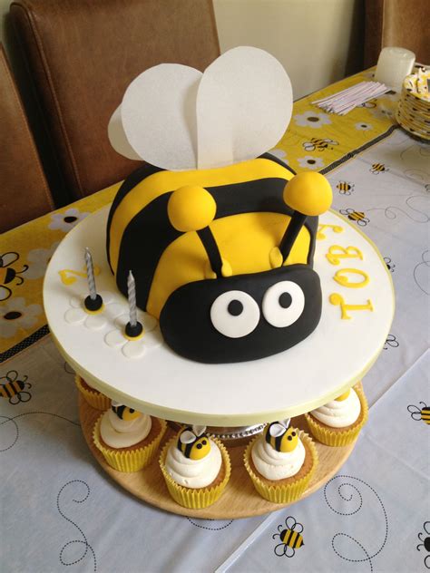 Pin by Brandais Stith on Baking/Decorating Bee birthday cake, Bee cakes, Bumble bee cake