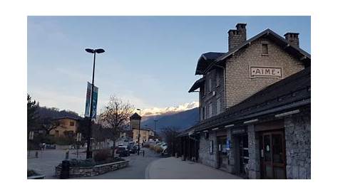 Shuttle Bus Stop at the top of Plagne Villages Plagne Villages : Taxis