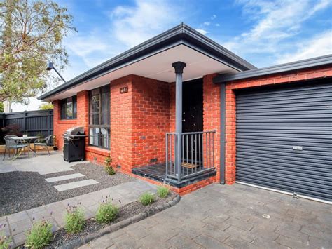 buy house in essendon
