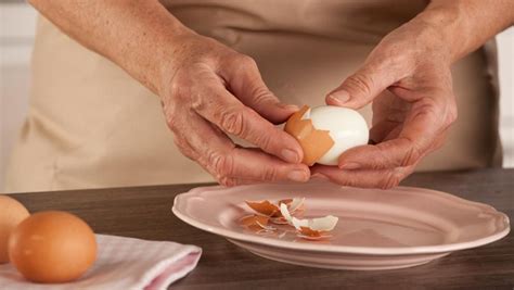 El truco más fácil para pelar un huevo duro en 5 segundos