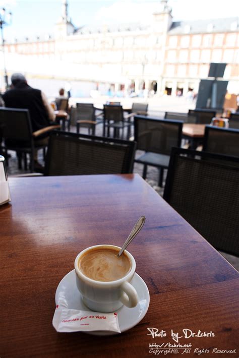 A relaxing cup of café con leche in Plaza Mayor Blanche´s Blog