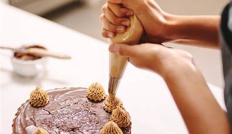 Follow this Cake Decorating Tips Guide for Beautiful Professional