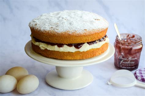 Bouquet of red roses Red roses, Office decor, Gift wrapping