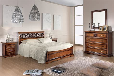 camera da letto con mobili antichi