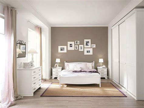 camera da letto con mobili bianchi