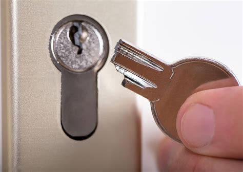 can a locksmith make a new key from a broken key