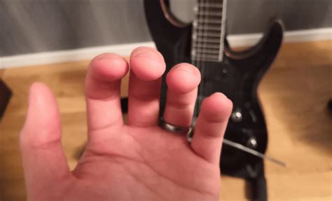 can people with short fingers play guitar