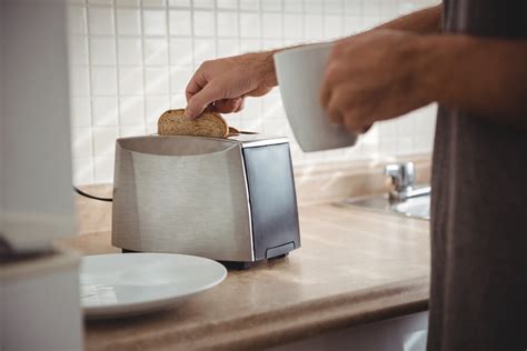Can You Put A Knife In An Unplugged Toaster