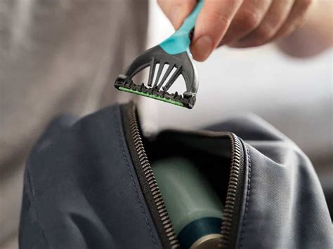 Can You Take A Razor In A Carry On On A Plane