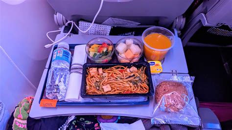 can you take food on qatar airways