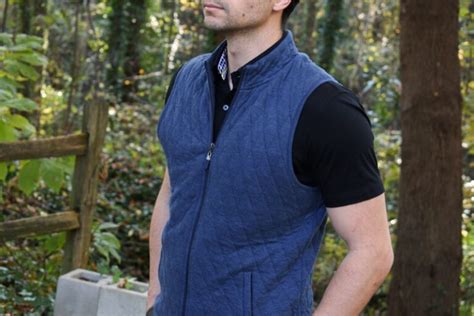 can you wear a vest with short sleeves