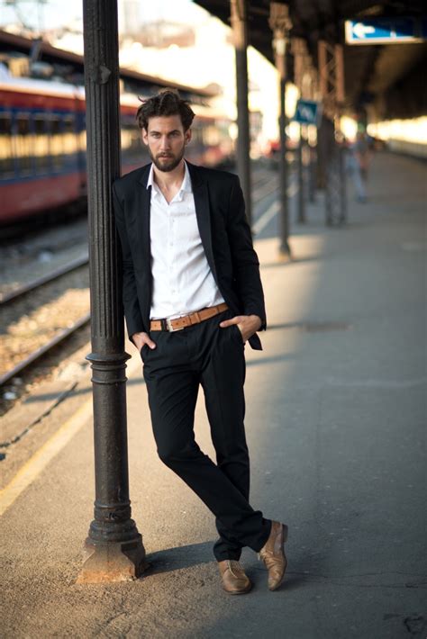 can you wear black belt with brown shoes