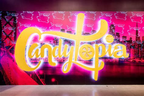 Candytopia Logo