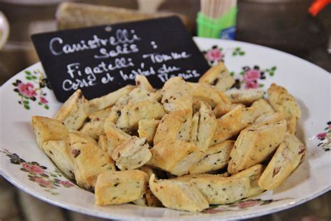 Une personne dégustant des canistrelli