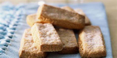 Une personne préparant des canistrelli