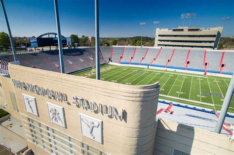 capacity of war memorial stadium