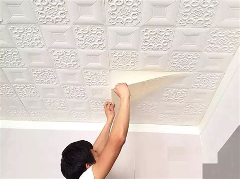 5 Cara Memasang Wallpaper Plafon Sendiri di Teras Rumah Tanpa Tukang