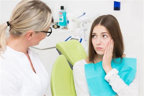 cara mengatasi gigi goyang dengan berkonsultasi ke dokter gigi