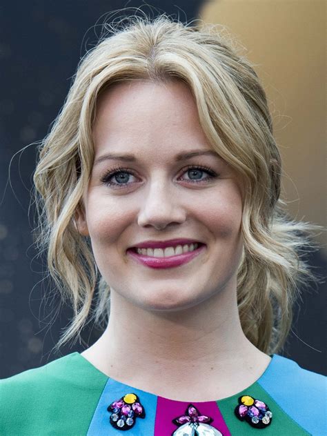 Cara Theobold: Chi è la popolare attrice inglese in TV e al cinema?
