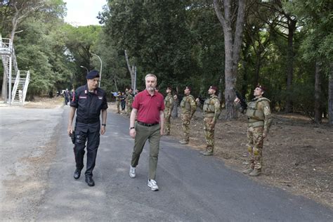 carabinieri vicino al centro