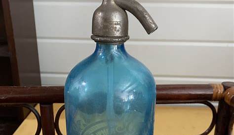 Carafe bleue issue d'une bouteille de siphon à eau de