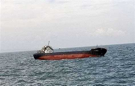 cargo ship sinks greece