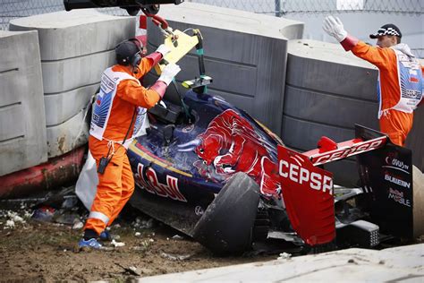 carlos sainz jr crash