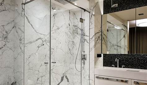 Du carrelage effet marbre gris pour une salle de bains
