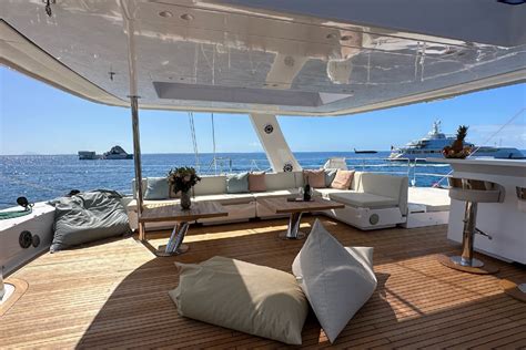 catamaran deck amenities