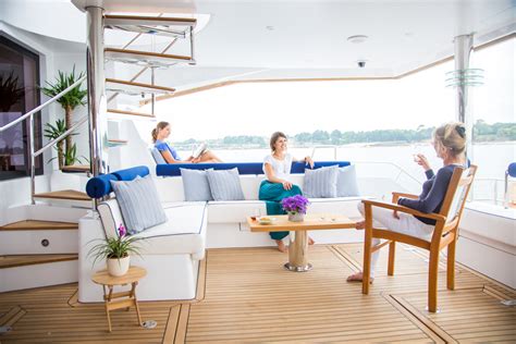 catamaran deck seating