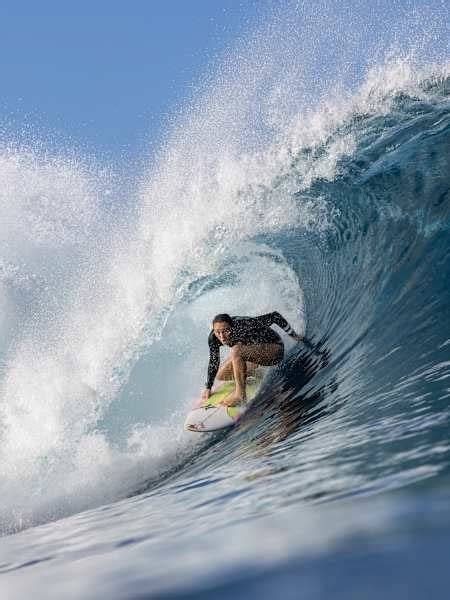 catching first wave surfing