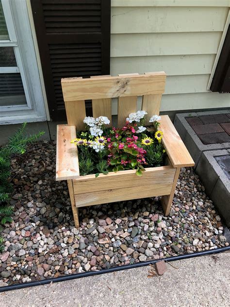 28+ Creative Upcycled DIY Chair Planter Ideas For Your Garden