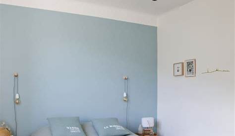 Chambre blanche et bleu pastel, dans un appartement rénové