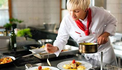 Chef Cuisinier Femme Portrait D'une Cuisinière En Uniforme Faisant Une