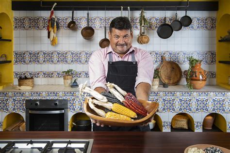 Un chef preparando un platillo mexicano tradicional