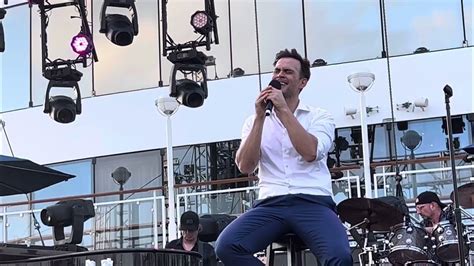 Cheyenne Jackson Singing