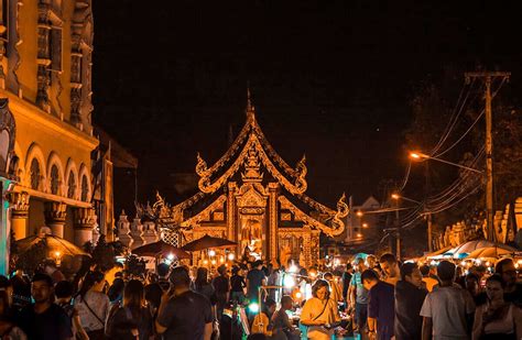 Chiang Mai Night Bazaar ‘Enjoy shopping in the night time market fair’