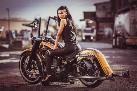 chicks nude motorcycle