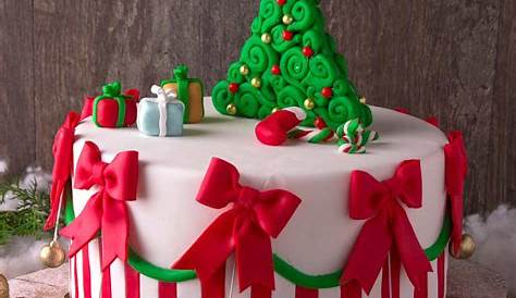 How to Ice a Christmas Cake (The Easy Way)