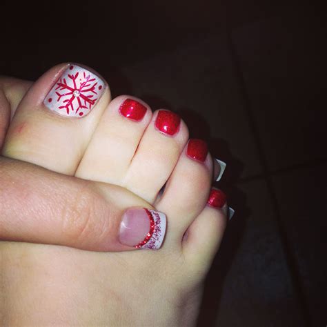30 Best and Easy Christmas Toe Nail Designs
