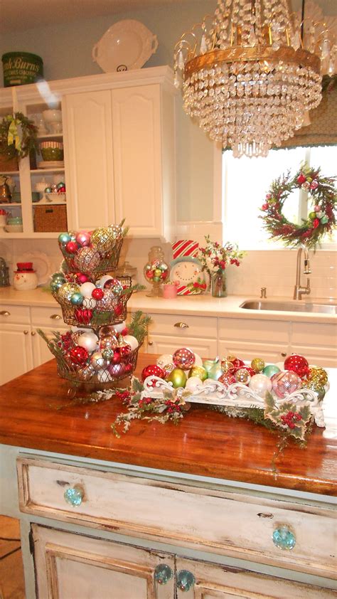 42 Amazing Christmas Decor For Kitchen Table PIMPHOMEE