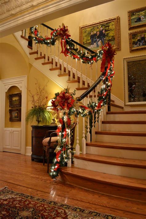 25 Ideas for Christmas Staircase Decorations