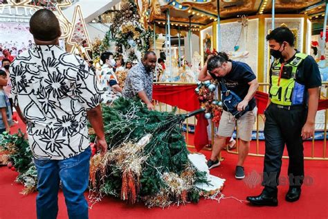christmas tree fell on customer kl mall
