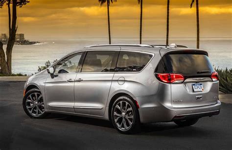 chrysler pacifica invoice price